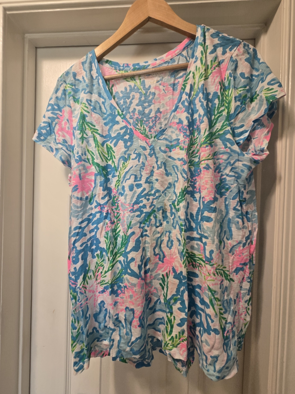 Lilly Pulitzer Etta Tee. V-Neck Floral Print Women’s Top in Blue, Pink & Green